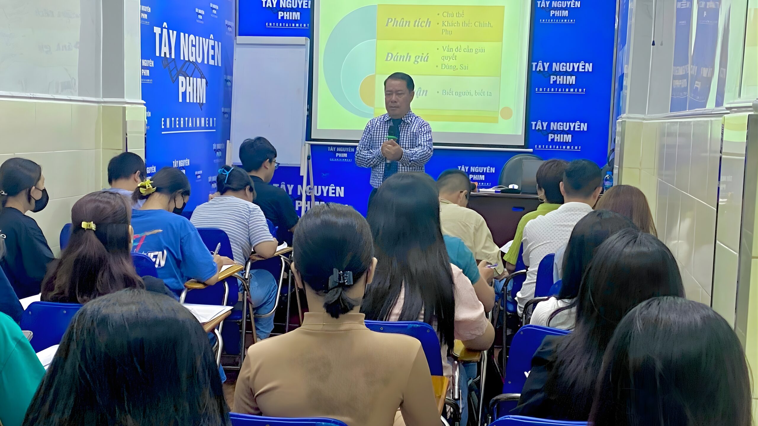 khoa-hoc-giao-tiep-ban-hang-cho-can-bo-cong-nhan-vien