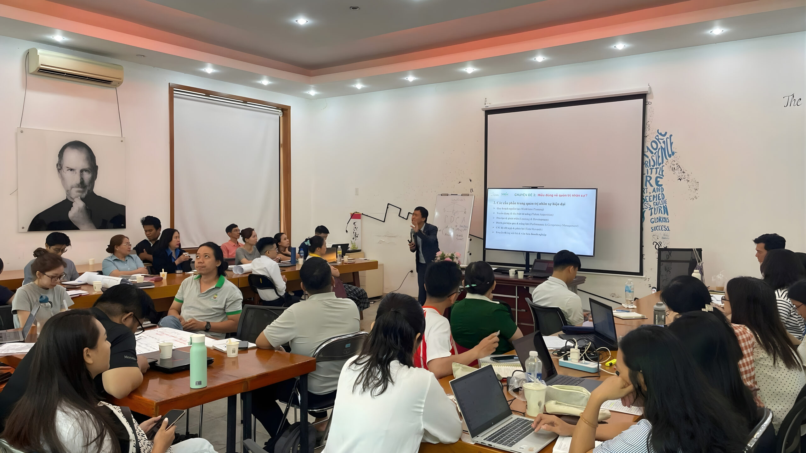 khoa-hoc-giao-tiep-lanh-dao-cho-can-bo-cong-nhan-vien